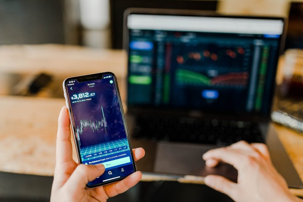 Infographic over de werking van de Ripple koers en hoe deze zich verhoudt tot Bitcoin en andere cryptocurrencies