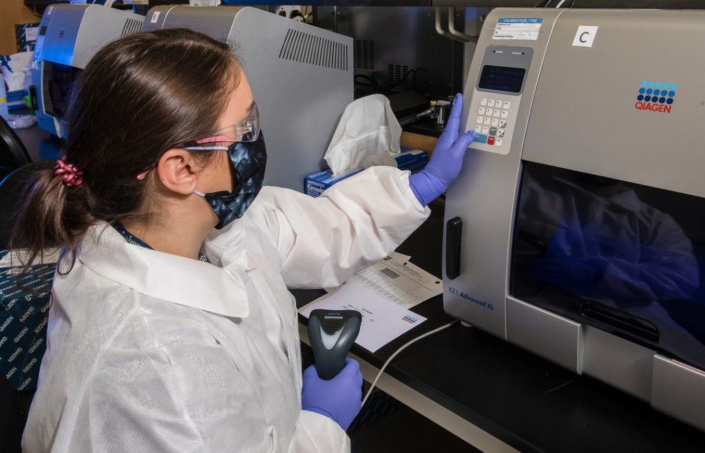 PCR sneltest procedure voor coronavirus beoordeling met neus- en keelslijm afname in laboratorium