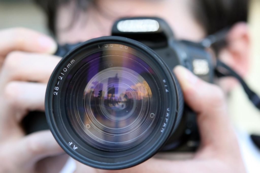 Kristel van Herpt fotografeert een verliefd stel tijdens een fotoshoot met partner in natuurlijke omgeving