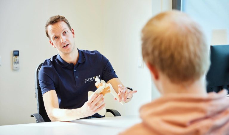 Fysiotherapeut behandelt patiënt met technieken voor blessures en pijnbestrijding bij Daadkracht Sneek