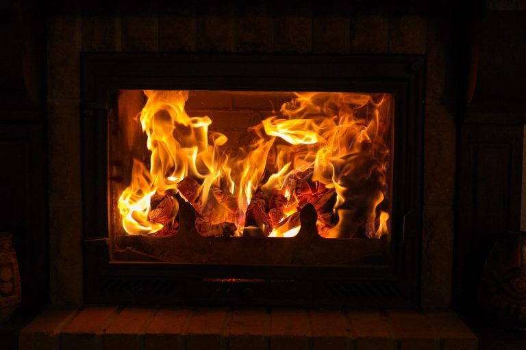 Elektrische haard die de charme van haardvuur uitstraalt met realistische vlammen en warmte in modern interieur