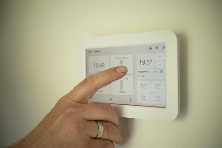 Schematische weergave van droogbouw vloerverwarming kosten met verwarmingsplaten en leidingen voor snelle installatie