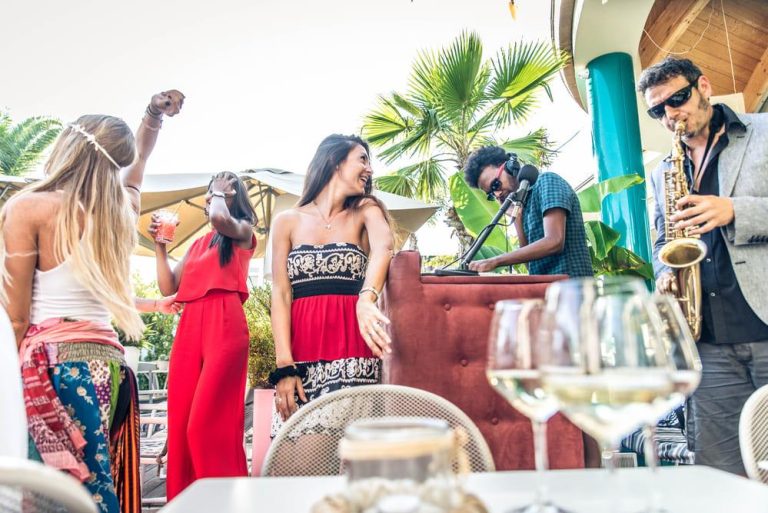 Livemuziek op het terras creëert een gezellige sfeer met akoestische gitaar en ontspannende ambiance.