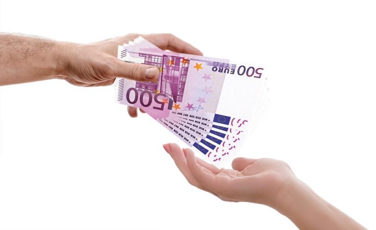 Afbeelding illustreert flitskrediet concept met snelle goedkeuring voor urgente financiële noden